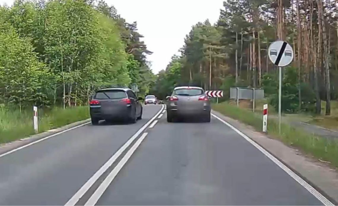 Kierowca Hondy wyprzedzał na trzeciego i prawie doprowadził do czołówki. Policja dostała nagranie Kierowca Hondy wyprzedzał na trzeciego i prawie doprowadził do czołówki. Policja dostała nagranie