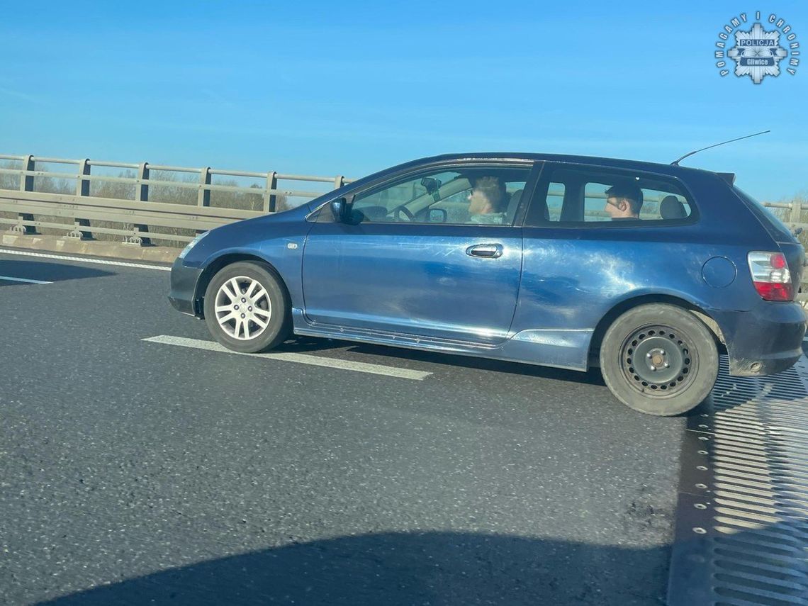 Kierowca hondy zaczął uciekać policji na autostradzie. Jechał z dwoma kumplami