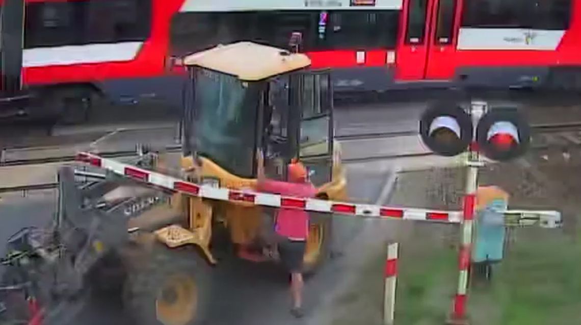 Kierowca ładowarki utknął między szlabanami na przejeździe kolejowym. Chwilę później nadjechał pociąg. WIDEO