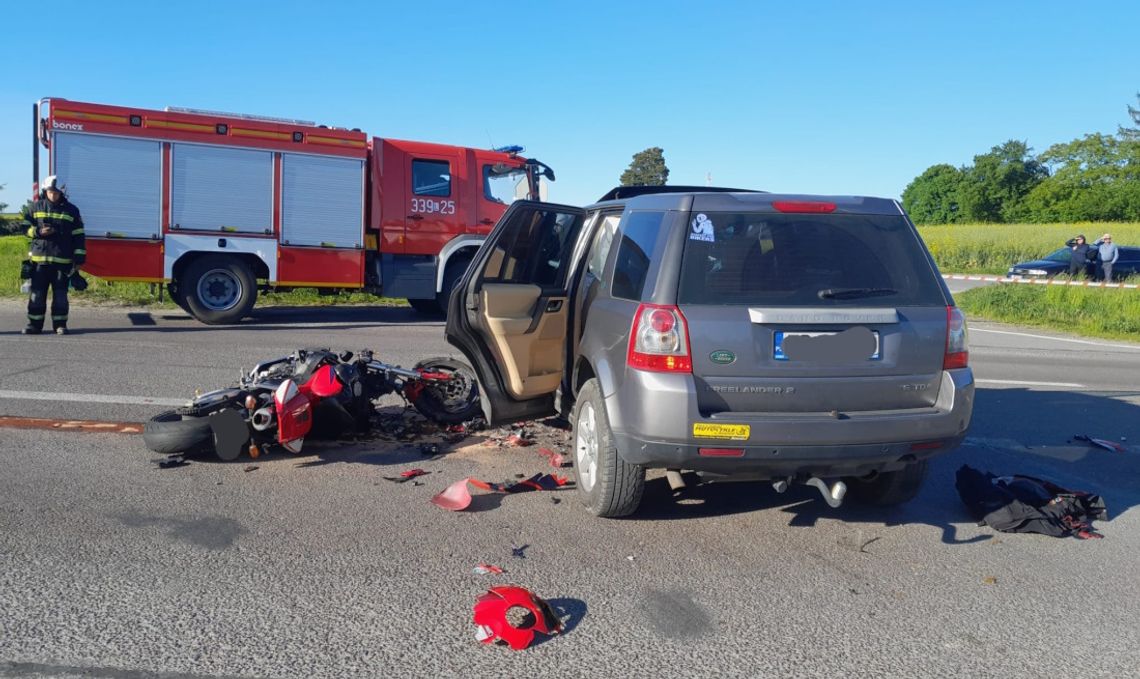 Kierowca land rovera wyjeżdżając z parkingu zajechał drodze hondzie. Ranny motocyklista zabrany do szpitala śmigłowcem