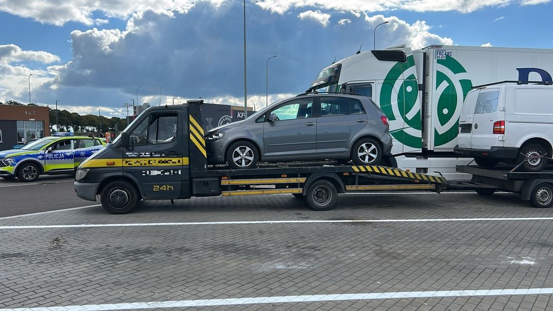Kierowca lawety jechał całą szerokością drogi ekspresowej. W kabinie miał dwie opróżnione "małpki"