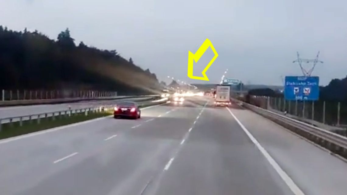 Kierowca mercedesa grzał autostradą, nagle zobaczył auto jadące na niego. O włos od czołówki. WIDEO