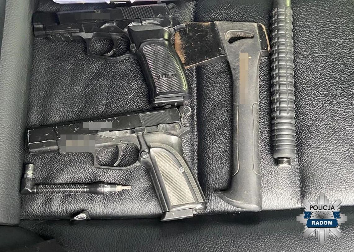 Kierowca mercedesa ostrzelał auto na skrzyżowaniu. Wściekł się, bo musiał stać na czerwonym świetle Kierowca mercedesa ostrzelał auto na skrzyżowaniu. Wściekł się, bo musiał stać na czerwonym świetle