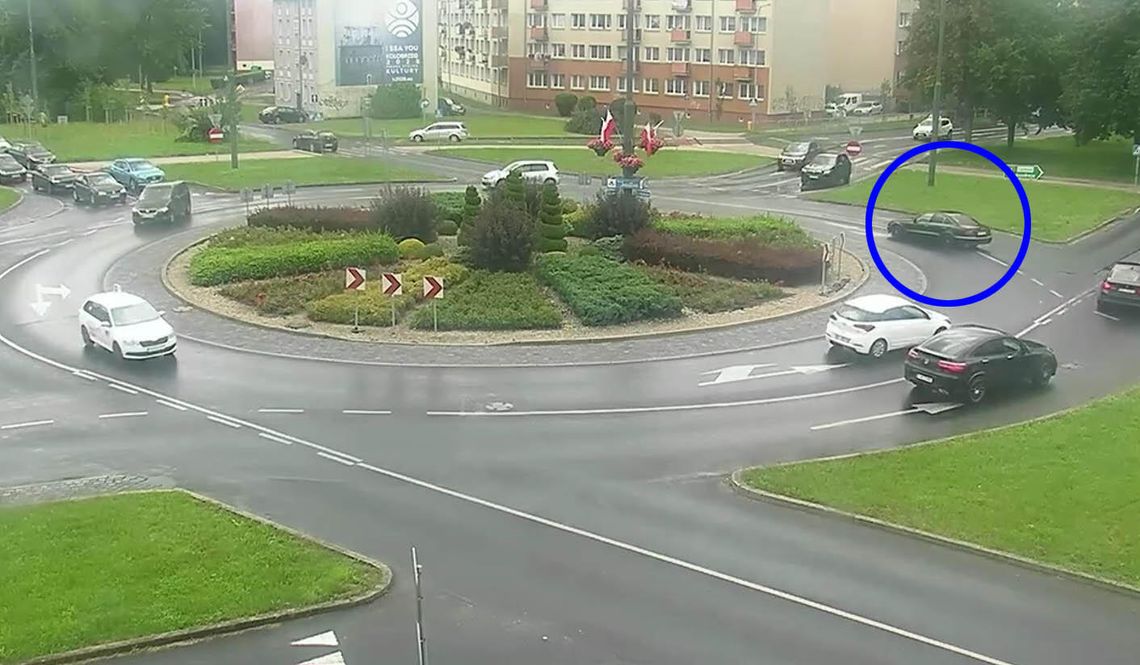 Kierowca mercedesa srogo ukarany za drifty na rondzie. Jego popisy nagrał monitoring