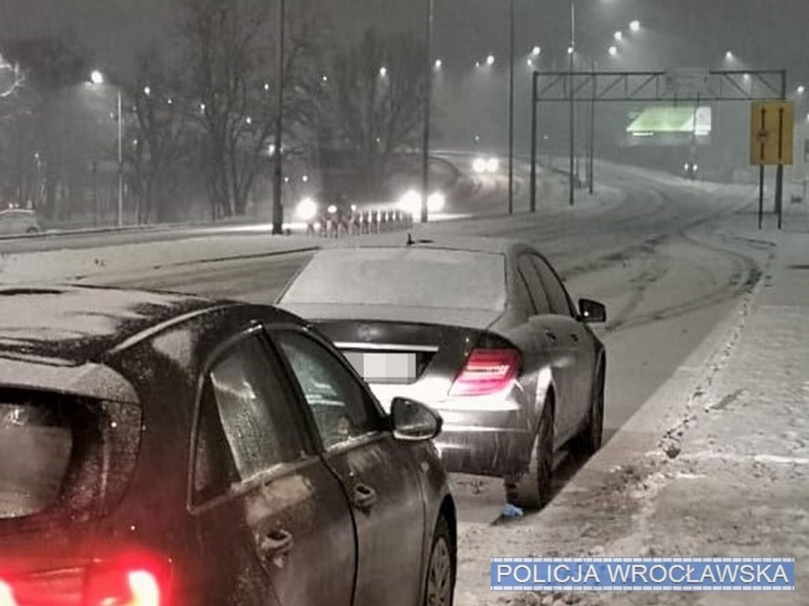 Kierowca mercedesa szalał na zaśnieżonej ulicy. Na desce auta rozsypany biały proszek