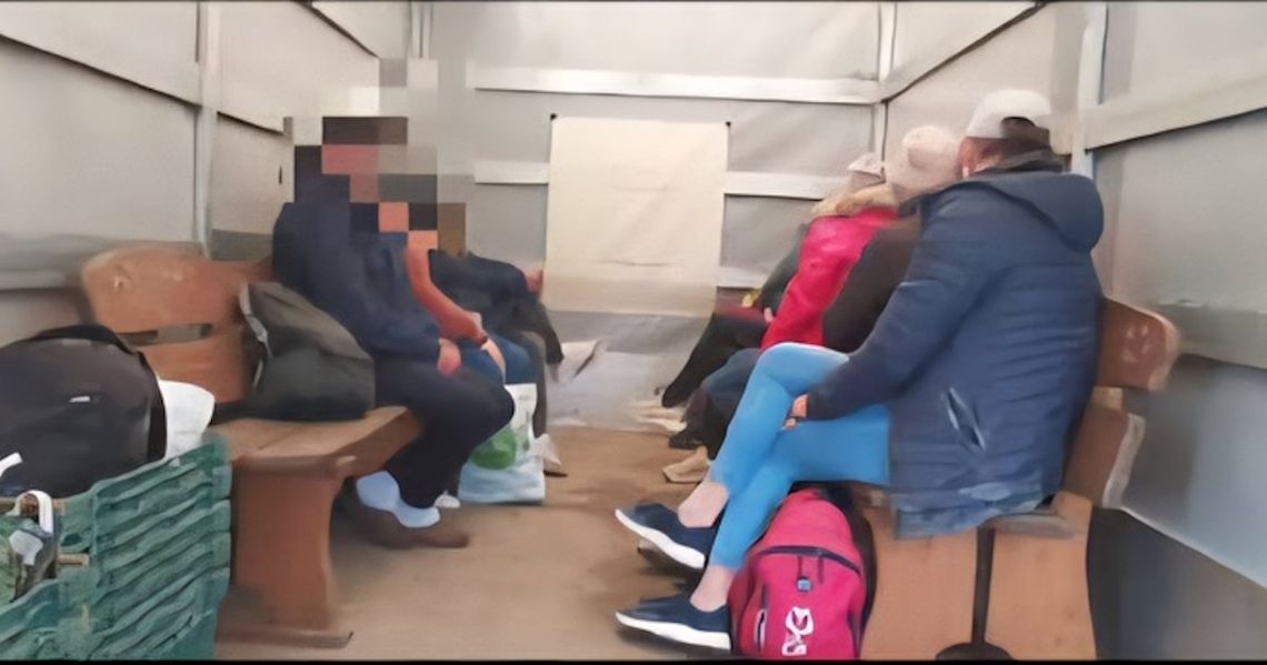 Kierowca mercedesa wiózł 9 pasażerów "na pace". Wpadł, bo przekroczył prędkość