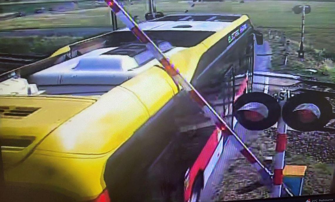 Kierowca miejskiego autobusu utknął na przejeździe kolejowym. Stracił prawo jazdy i odpowie za narażenie ludzi