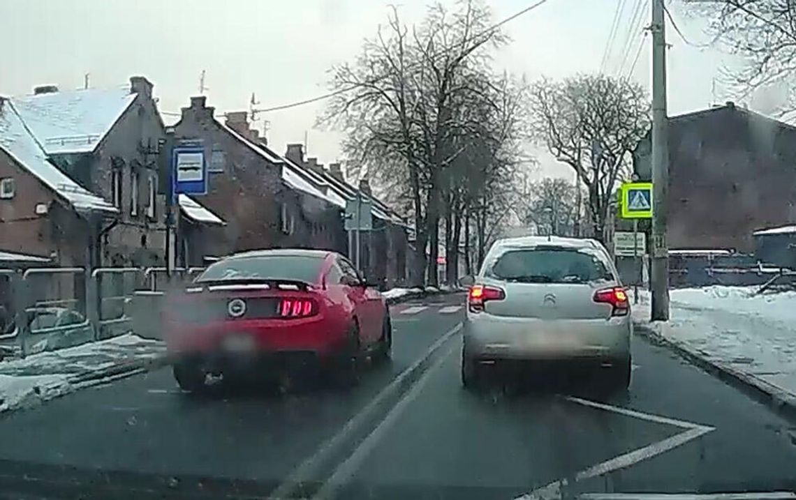 Kierowca Mustanga wyprzedzał na pasach. 1500 zł mandatu i 15 punktów karnych