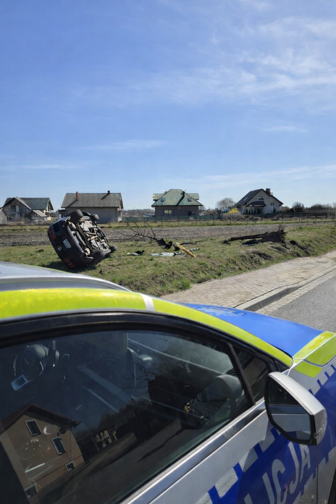 Kierowca Mustanga został złapany na jeździe po pijaku i od razu zrobił to samo. Tym razem skończyło się dachowaniem