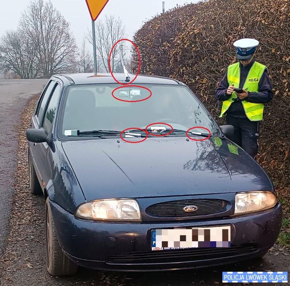 Kierowca na zakazie okleił auto folią aluminiową. Miała go ochronić, a przyciągnęła uwagę policji