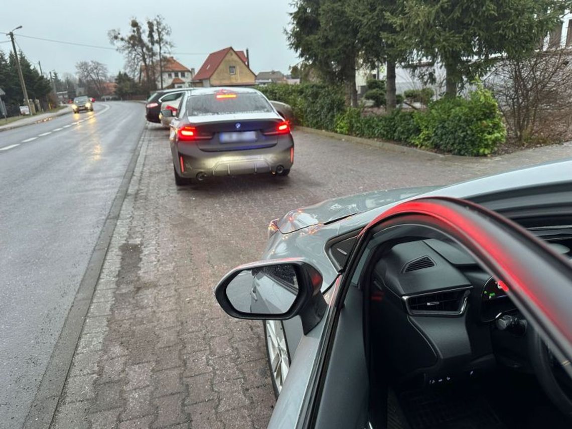 Kierowca na zakazie zatrzymany dwukrotnie jednego dnia. Policjanci w końcu zatrzymali mu auto