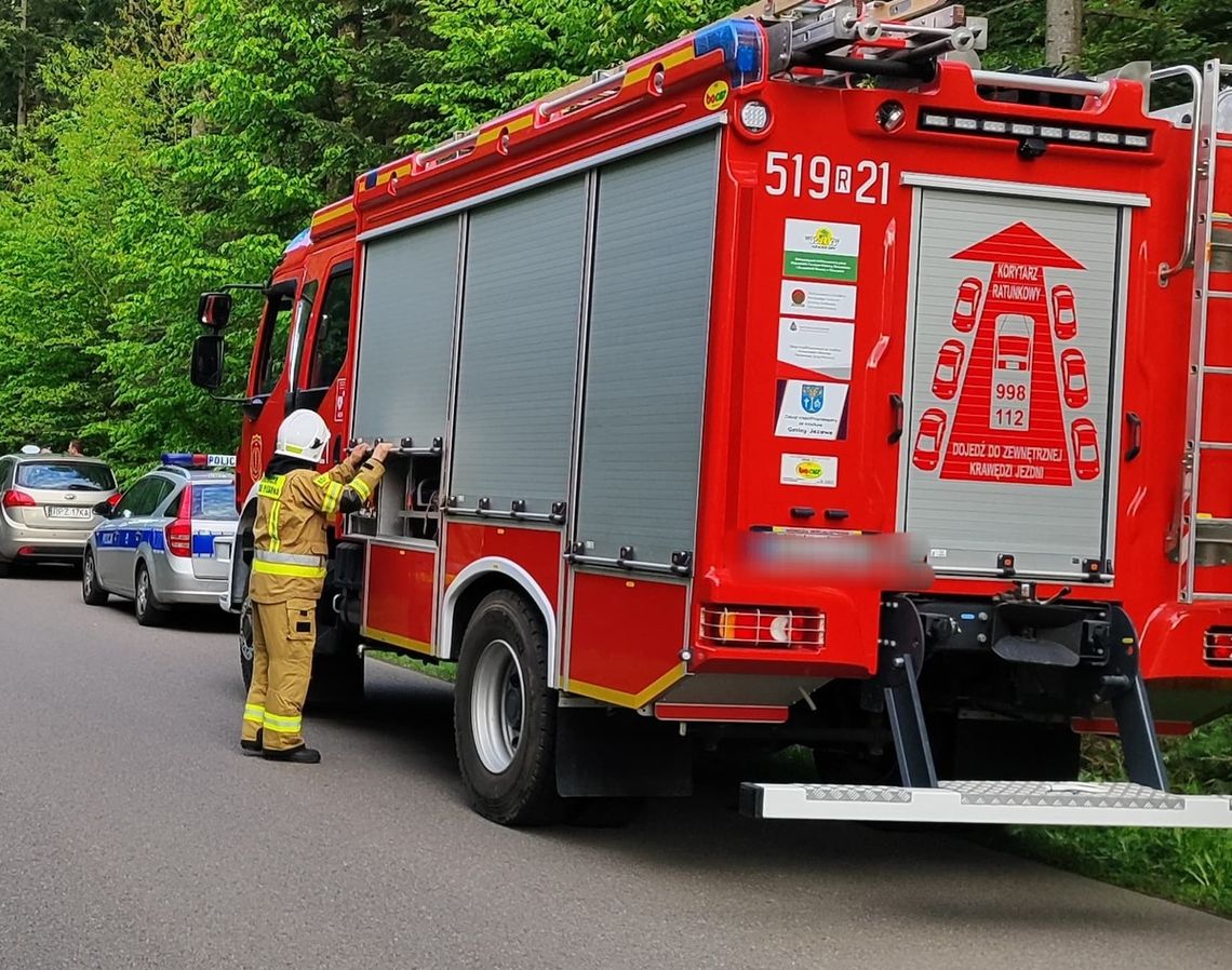 Kierowca opla dachował i uciekł z miejsca wypadku. W rozbitym aucie zostawił rannych kolegów