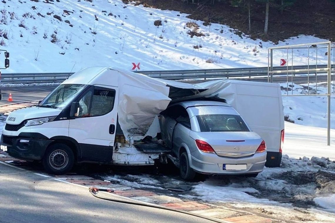 Kierowca opla nie ustąpił piewszeństwa i jazdę skończył na pace dostawczaka