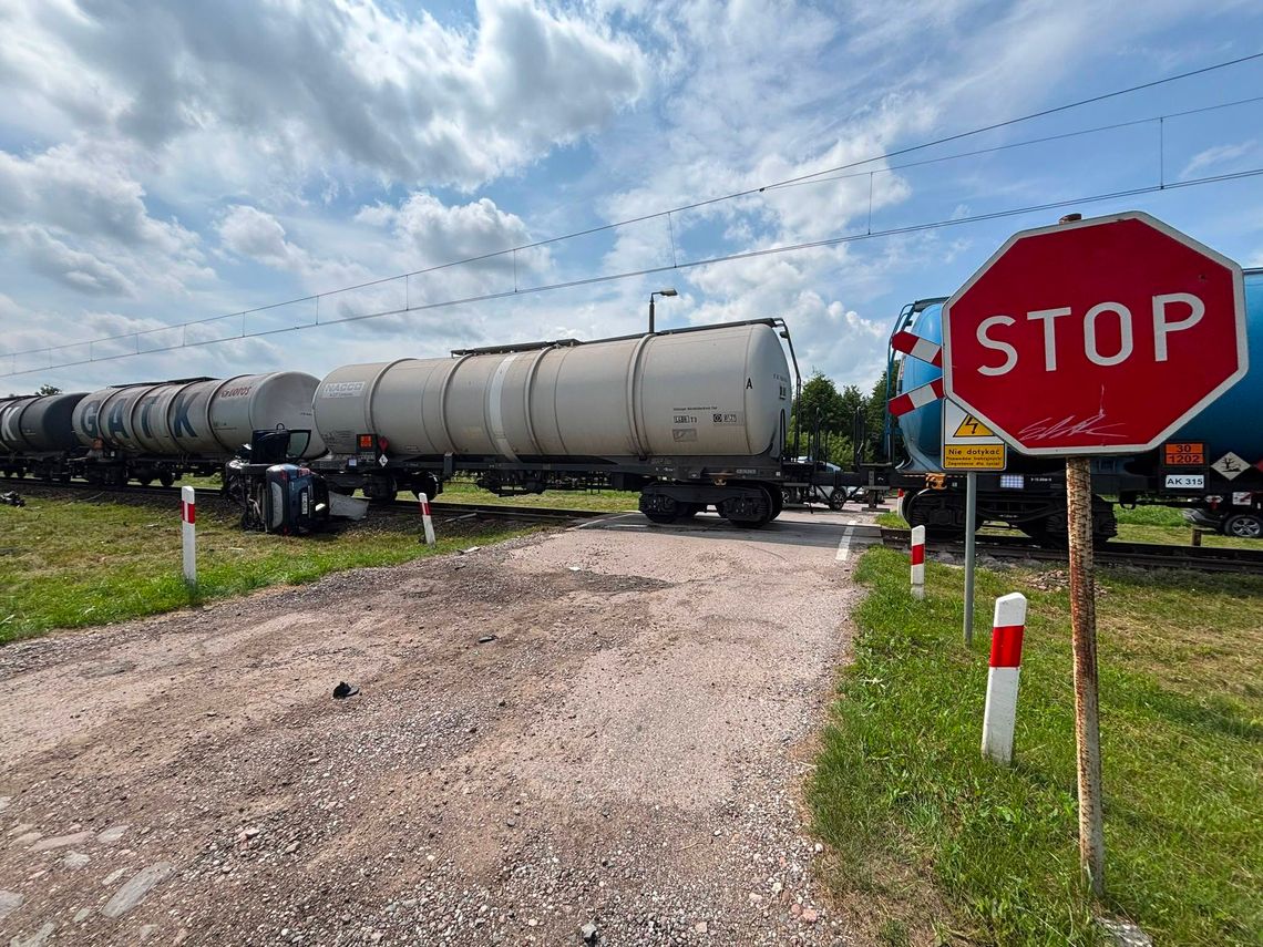 Kierowca Opla nie zatrzymał się przed znakiem STOP. Doszło do zderzenia z pociągiem towarowym Kierowca Opla nie zatrzymał się przed znakiem STOP. Doszło do zderzenia z pociągiem towarowym