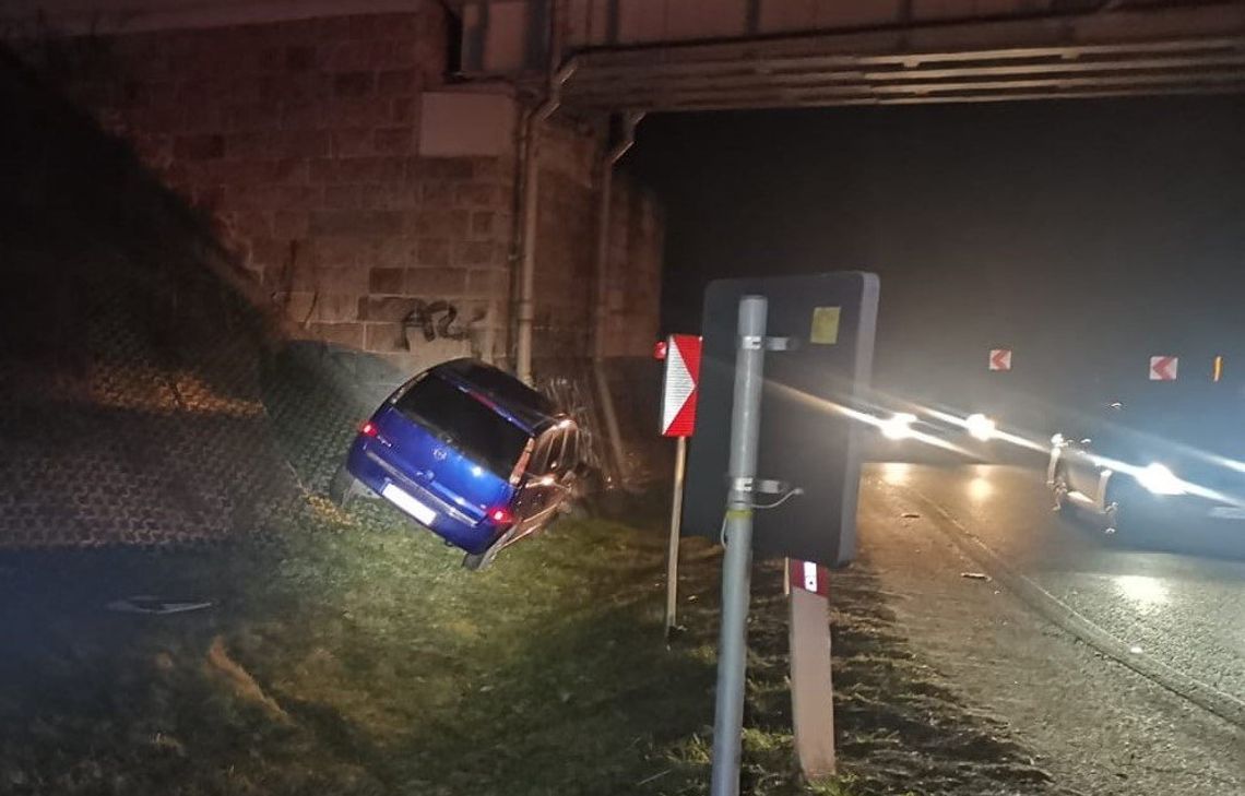 Kierowca opla stracił panowanie nad autem, zjechał z drogi i wbił się w wiadukt