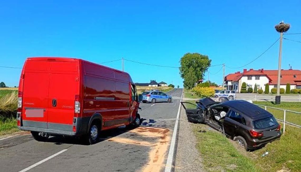 Kierowca osobówki nagle zjechał na lewy pas i zderzył się czołowo z busem. Trzy osoby w szpitalu
