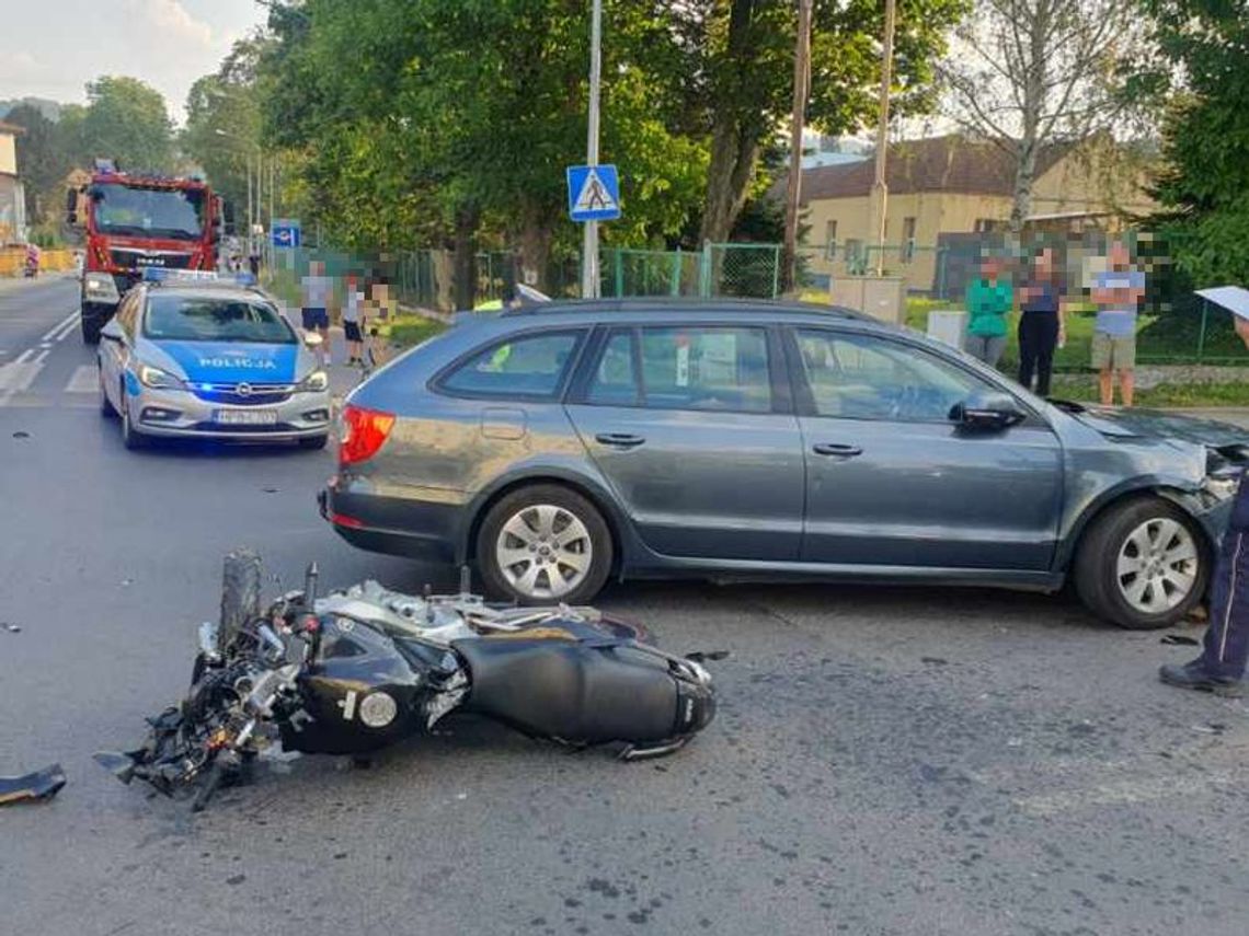 Kierowca osobówki nie ustąpił pierwszeństwa motocykliście. Doszło do wypadku, poszkodowany 24-latek