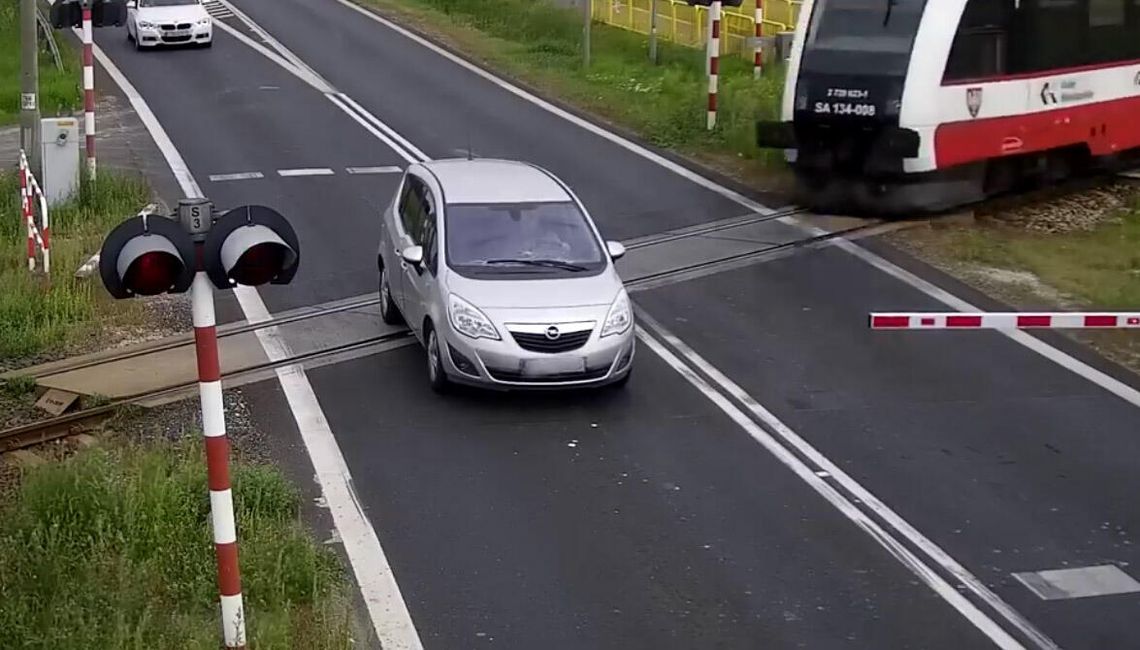 Kierowca osobówki staranował rogatki i zatrzymał się na środku przejazdu kolejowego. Doszło do zderzenia z pociągiem