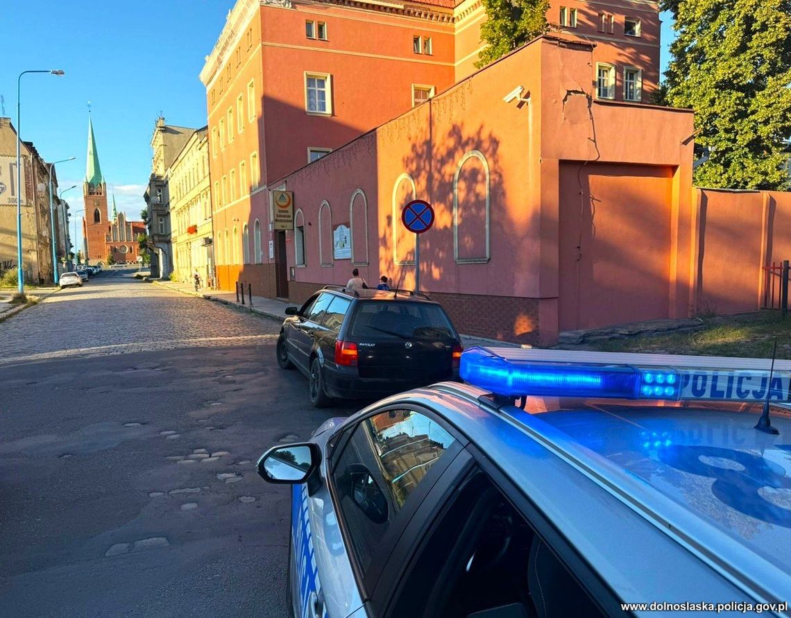 Kierowca passata na widok policji od razu odwrócił głowę, a pasażer zaczął się wiercić. Obaj zostali zatrzymani
