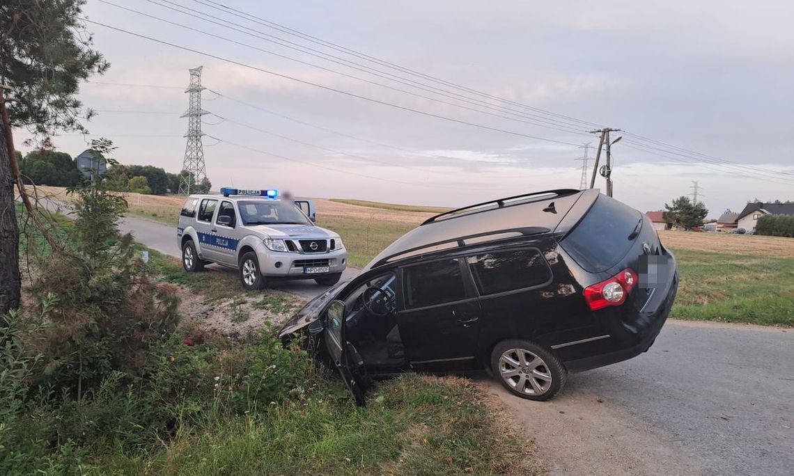 Kierowca passata nie trafił w drogę i wylądował w rowie. Miał cztery promile alkoholu we krwi