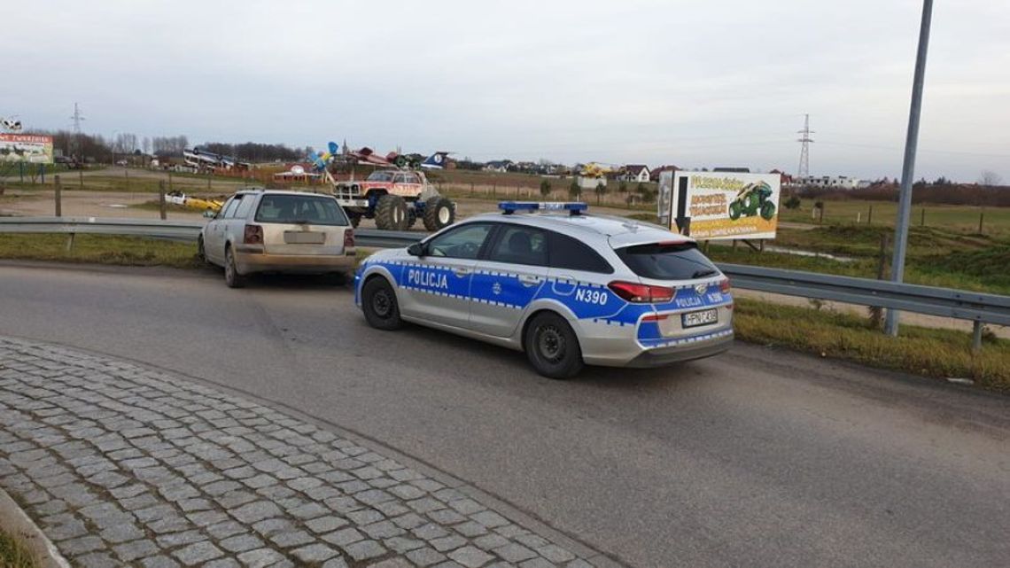 Kierowca passata po amfetaminie uciekał policjantom. Pościg zakończył wypadkiem na rondzie