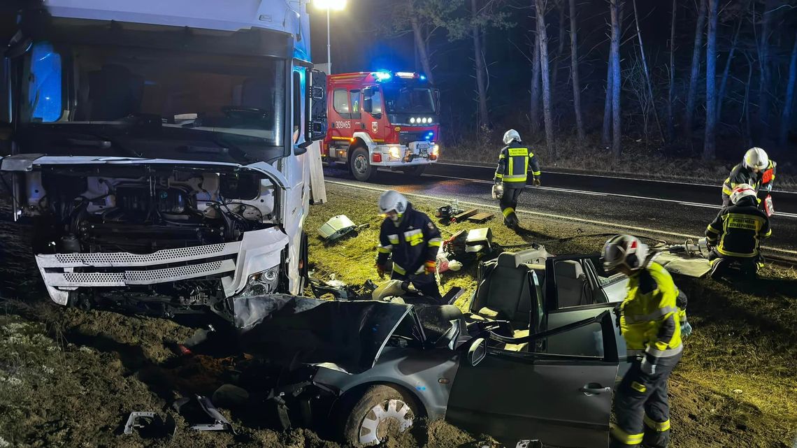 Kierowca passata podczas wyprzedzania wyjechał na czołówkę z tirem. Zginął pasażer, trzy osoby są ranne [FOTO]