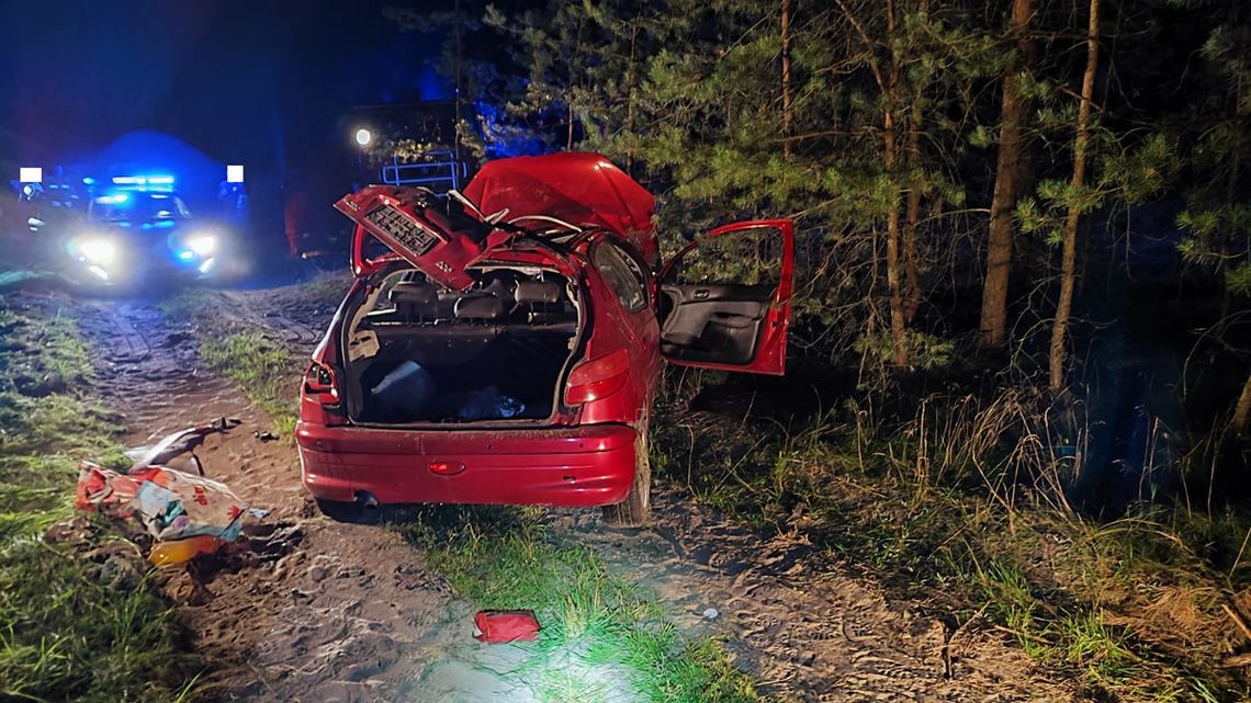 Kierowca peugeota 206 uciekał policji i dachował. Jechał pijany, w aucie wiózł 8 osób, w tym 6 dzieci