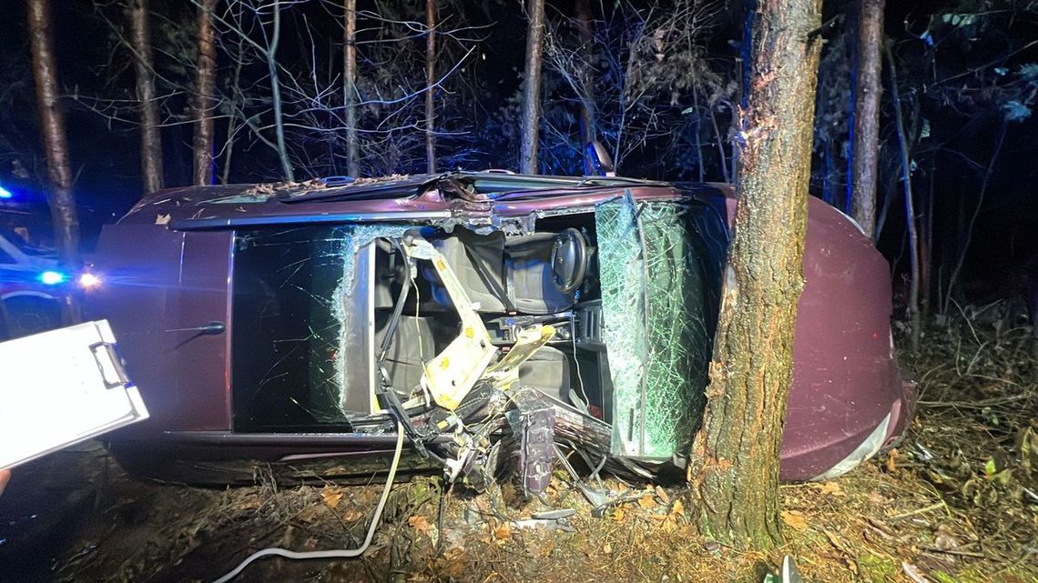 Kierowca peugeota stracił panowanie nad autem i wjechał w drzewo. 32-latek zginął na miejscu