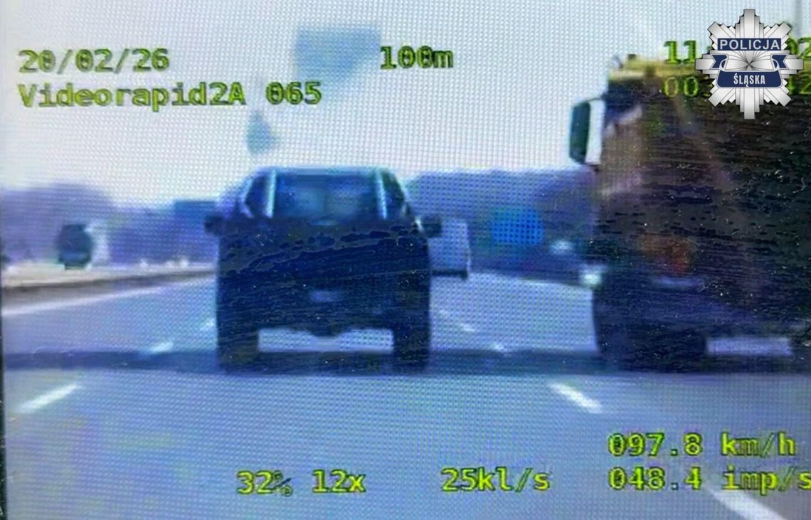 Kierowca pickupa nie odśnieżył samochodu. Bryła lodu prawie uderzyła w radiowóz Kierowca pickupa nie odśnieżył samochodu. Bryła lodu prawie uderzyła w radiowóz