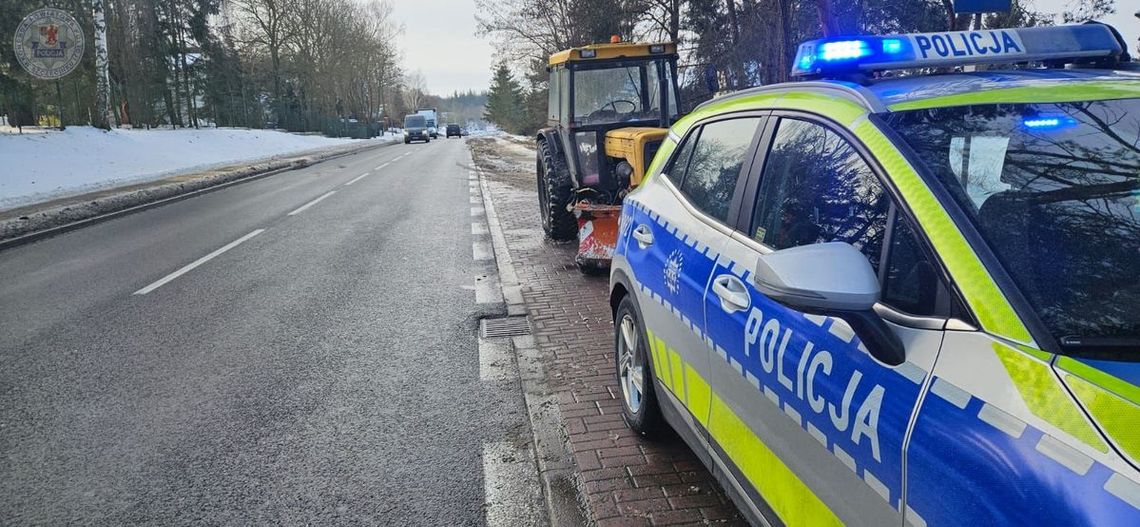 Kierowca pługa uderzył w auto na skrzyżowaniu i uciekł. Miał prawie 3 promile