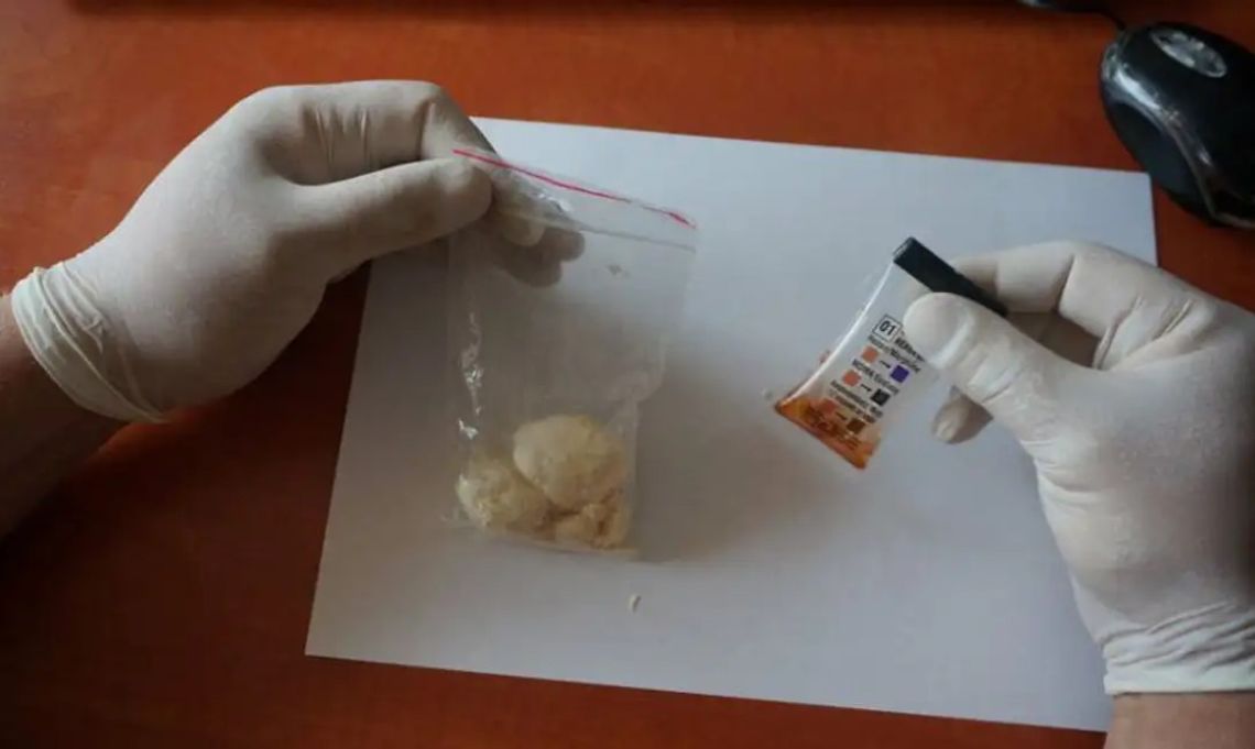 Kierowca po amfetaminie nie zatrzymał się do kontroli, podczas próby ucieczki potrącił policjanta