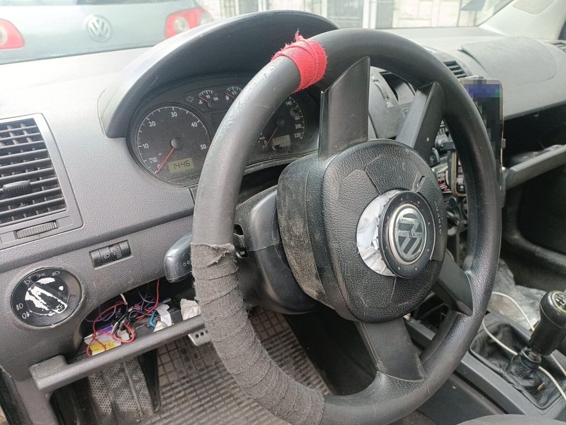 Kierowca po narkotykach jechał wrakiem bez papierów. Okazało się też, że miał zakaz prowadzenia