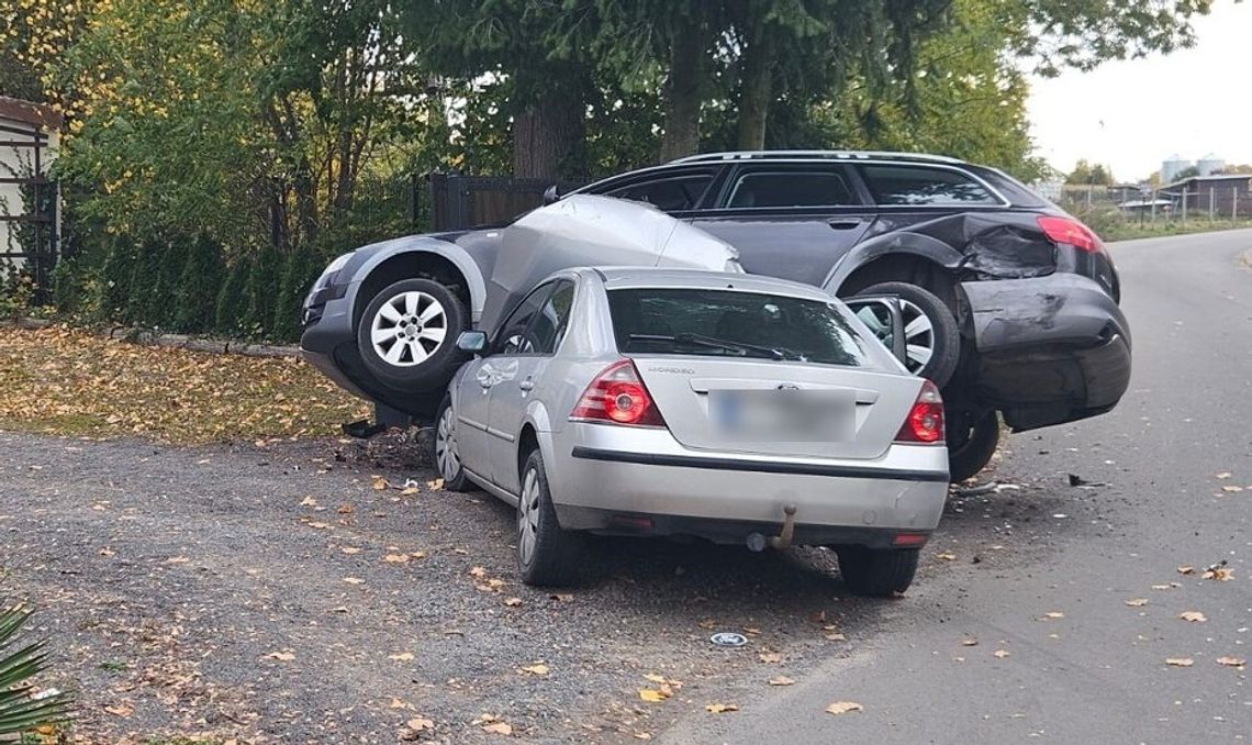 Kierowca Forda po uderzeniu w Audi wyskoczył z auta i uciekł. Potem tłumaczył, że był w szoku, ale alkomat pokazał prawdę