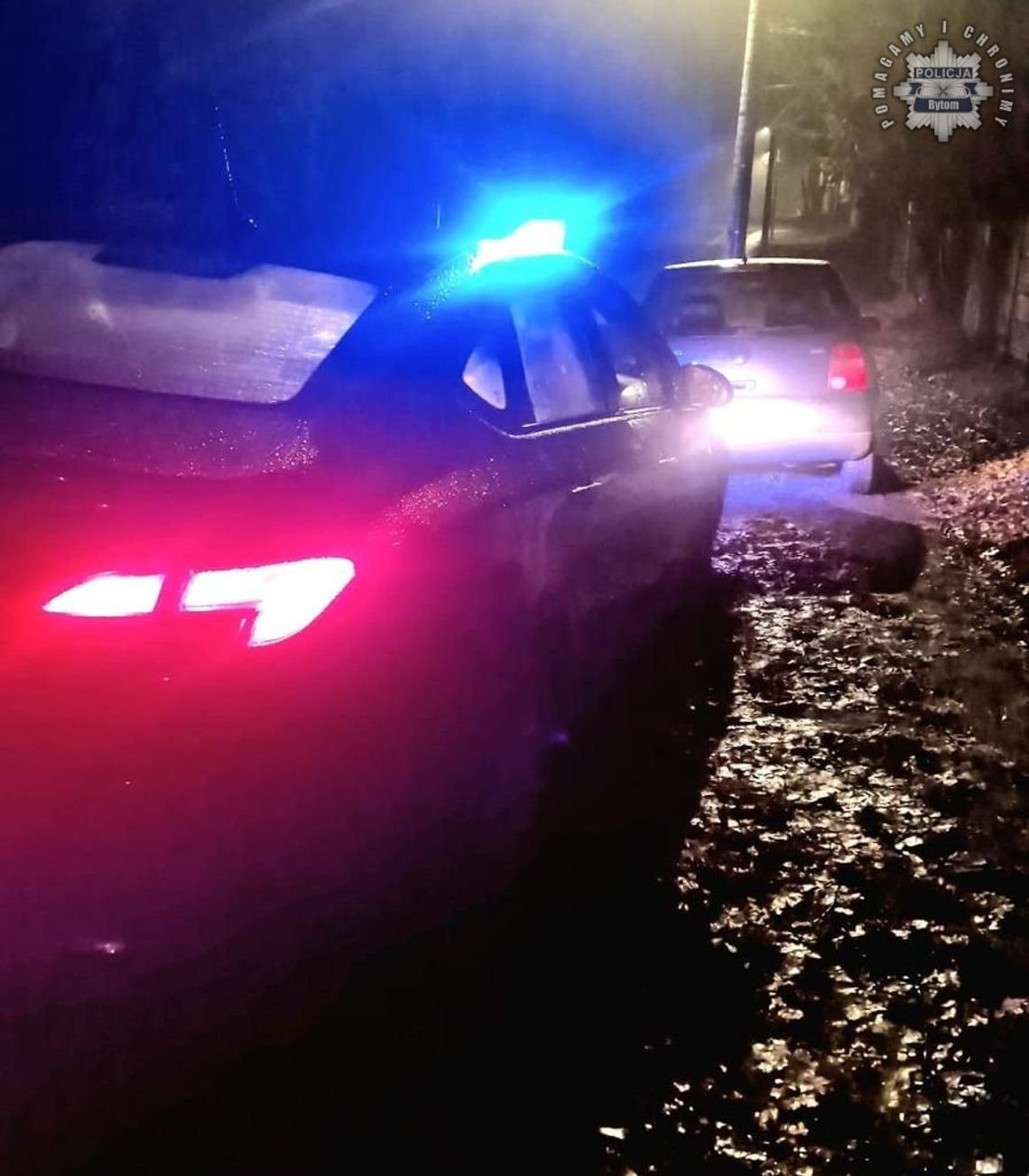 Kierowca pod wpływem narkotyków wrzucił do radiowozu 50 złotych. Myślał, że puszczą go wolno