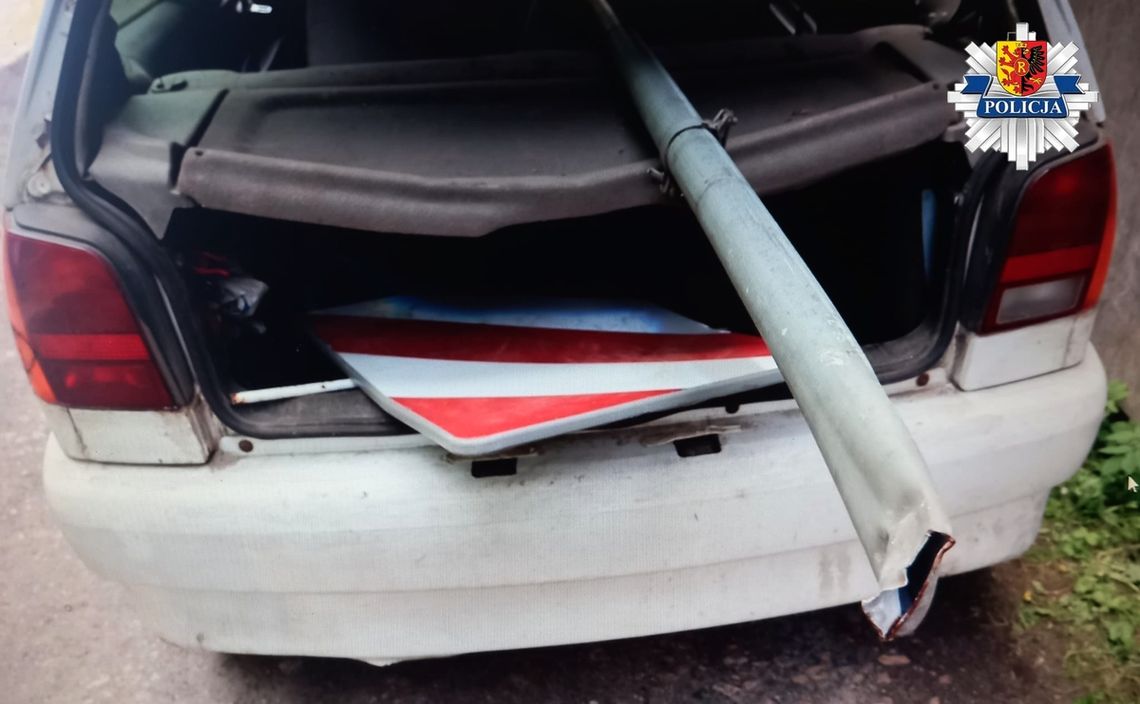 Kierowca polo jechał na czołówkę z radiowozem. Wiózł pijanego kolegę i znaki drogowe