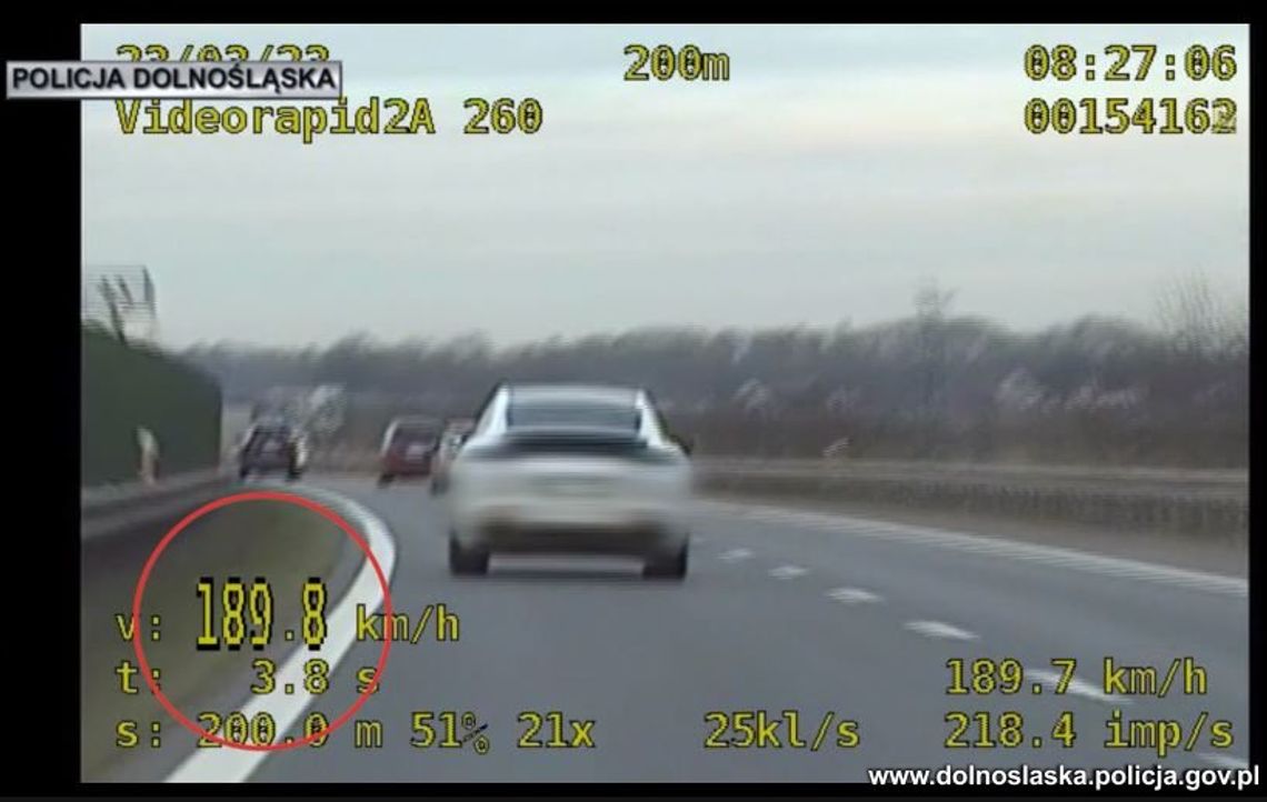 Kierowca porsche jechał drogą ekspresową 189 km/h. Nie próbował ściemniać, po prostu przyjął mandat. WIDEO