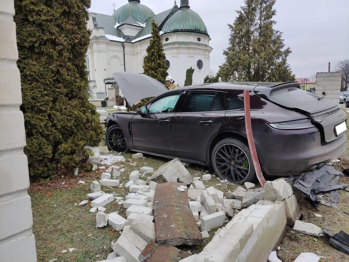 Kierowca porsche rozbił auto o ogrodzenie kościoła. Wiózł rodzinę na mszę [ZDJĘCIA]