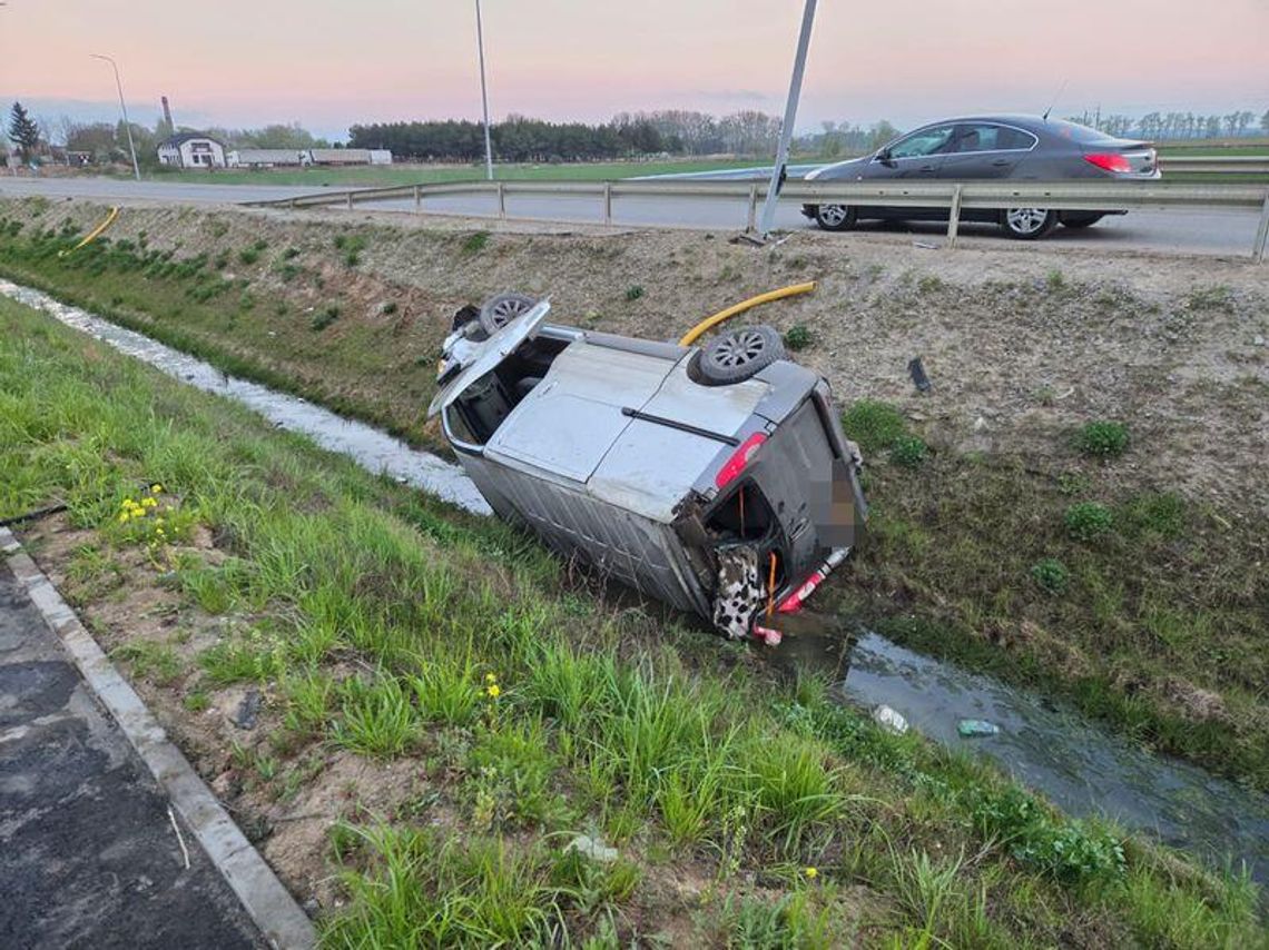 Kierowca renault dachował w rowie. Jego dziwne zachowanie od razu przykuło uwagę policjantów