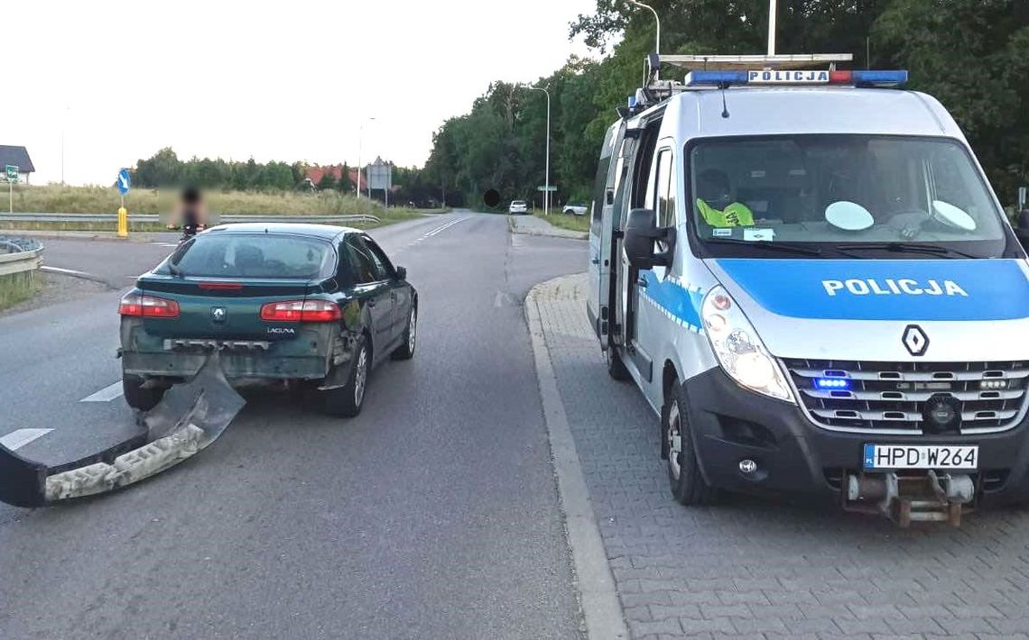 Kierowca renault jechał zygzakiem i ciągnął za sobą oderwany zderzak. Zatrzymał go inny kierowca