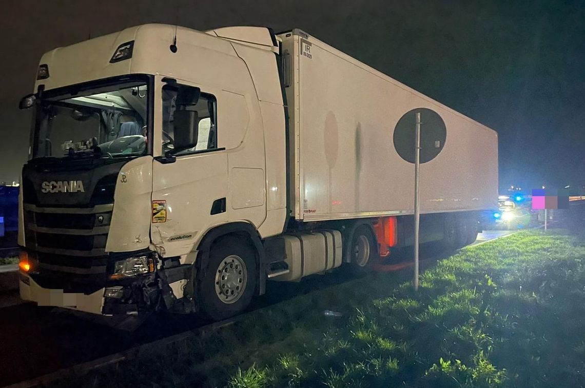 Kierowca scanii staranował dwie osobówki i uciekł. Mówił, że był ścigany - wydmuchał dwa promile