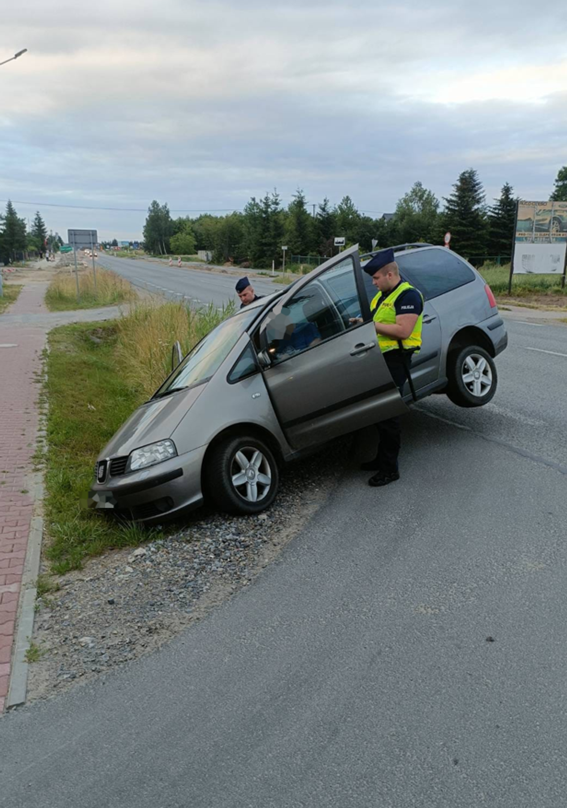 Kierowca seata miał 4,5 promila, jego kolega 4. Jechali do sklepu i chcieli, żeby policja dała im spokój