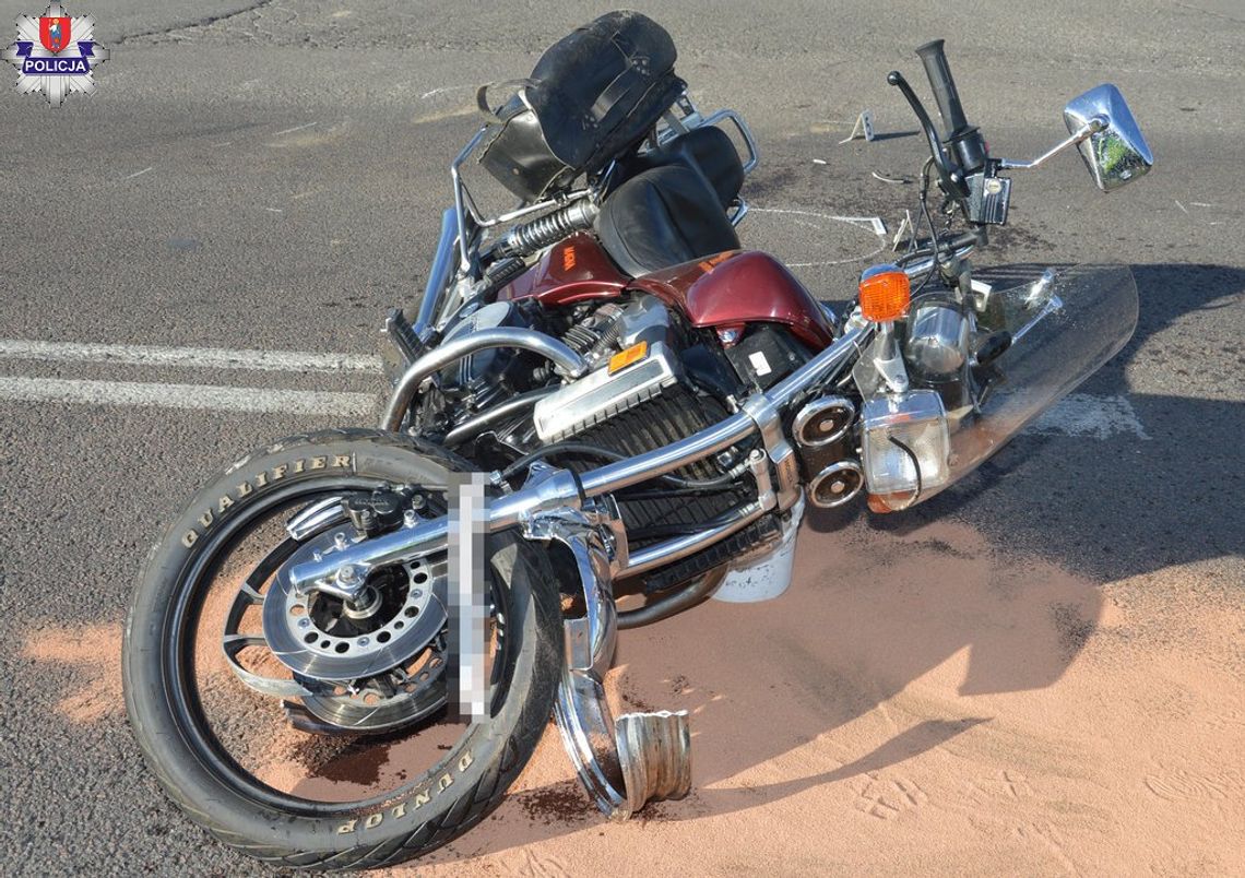 Kierowca Seata nie zobaczył motocyklisty i zajechał mu drogę. Doszło do wypadku Kierowca Seata nie zobaczył motocyklisty i zajechał mu drogę. Doszło do wypadku