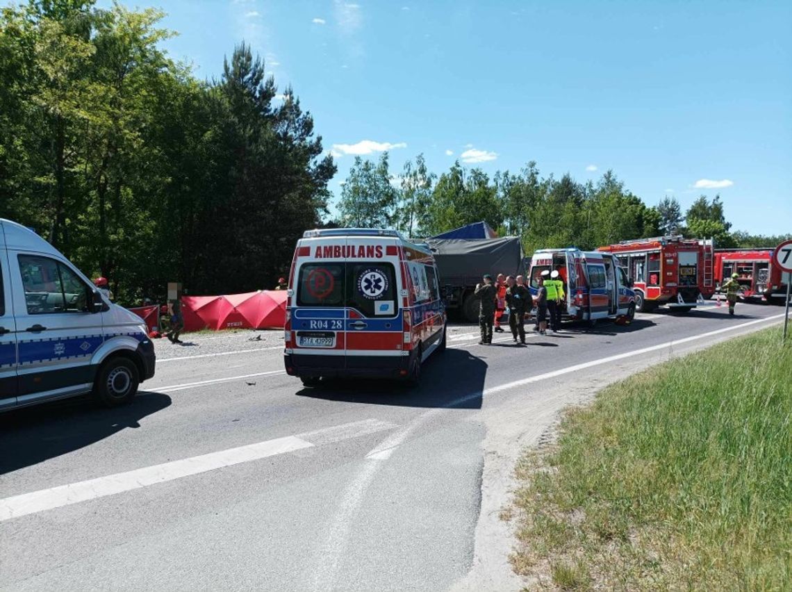 Kierowca seata wyjechał przed maskę wojskowej ciężarówki. W wypadku zginęły dwie osoby