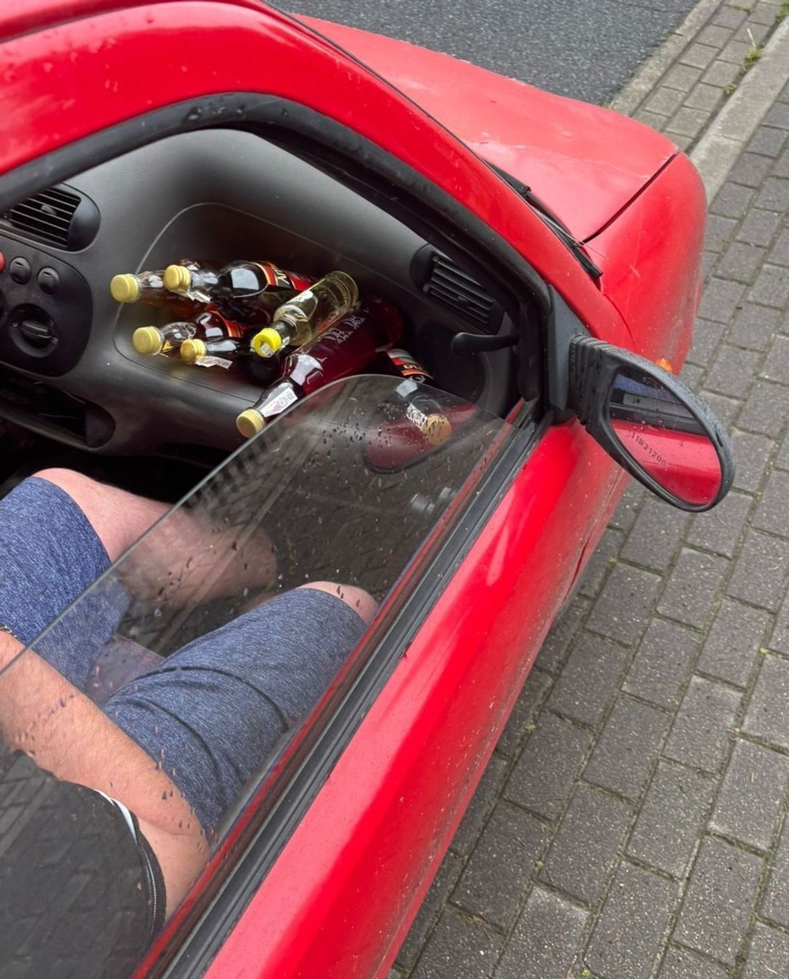 Kierowca seicento zatrzymany przed południem. Miał 2,5 promila, a w aucie wiózł zapas tanich win