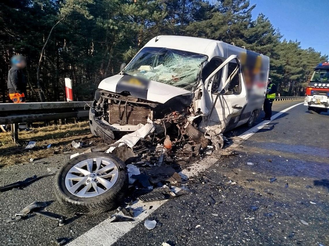 Kierowca skody nagle zjechał na lewy pas i doprowadził do czołówki z busem. Wypadek na drodze krajowej