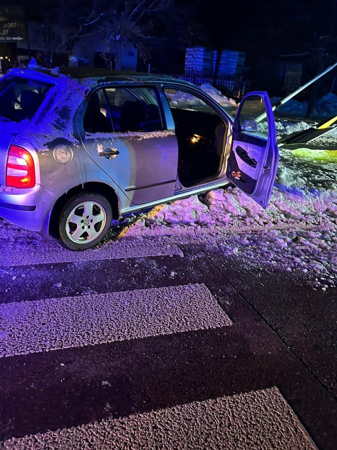 Kierowca skody nie zatrzymał się do kontroli i próbował uciekać, ale rozbił się na latarni Kierowca skody nie zatrzymał się do kontroli i próbował uciekać, ale rozbił się na latarni