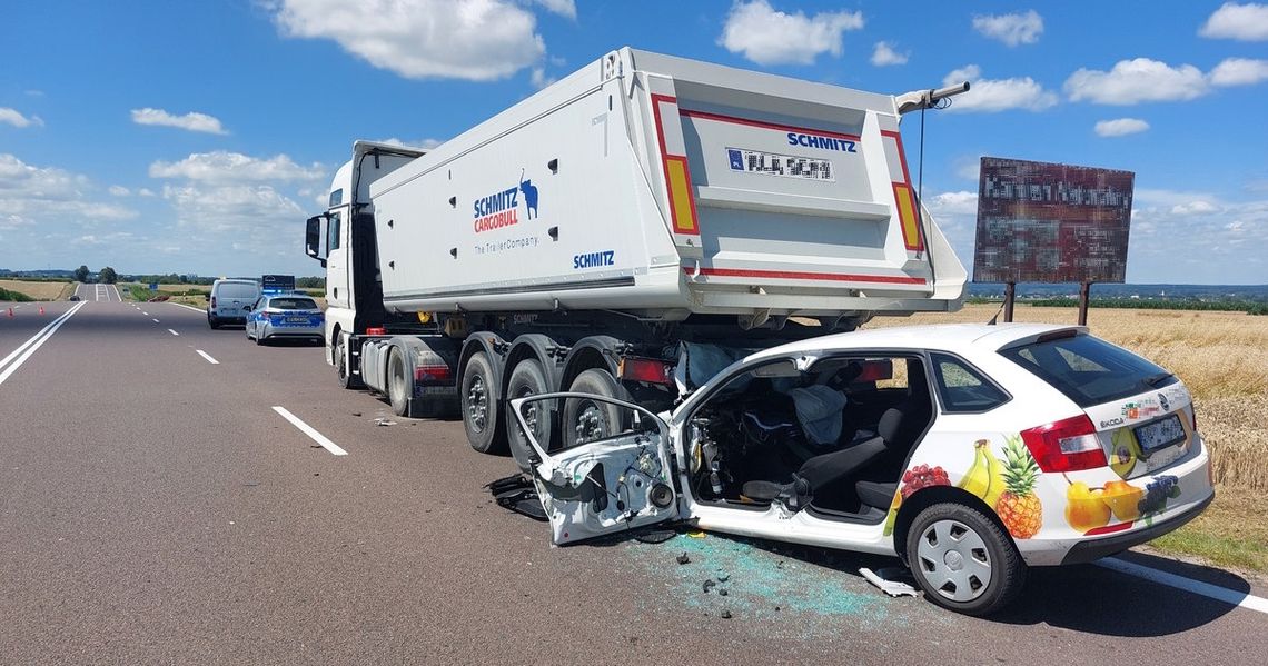 Kierowca skody uwięziony w pojeździe po zderzeniu z manem. Nie zauważył ciężarówki na awaryjnych