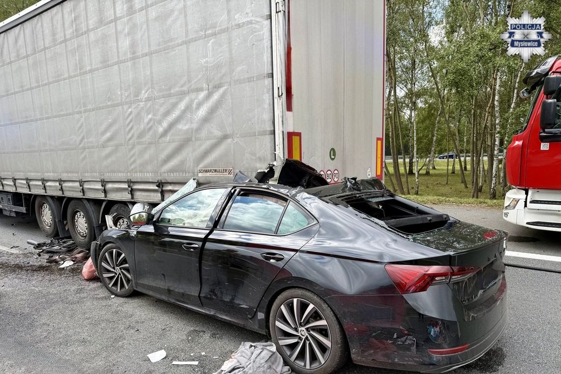 Kierowca Skody wbił się pod tira na drodze ekspresowej. Jest w ciężkim stanie