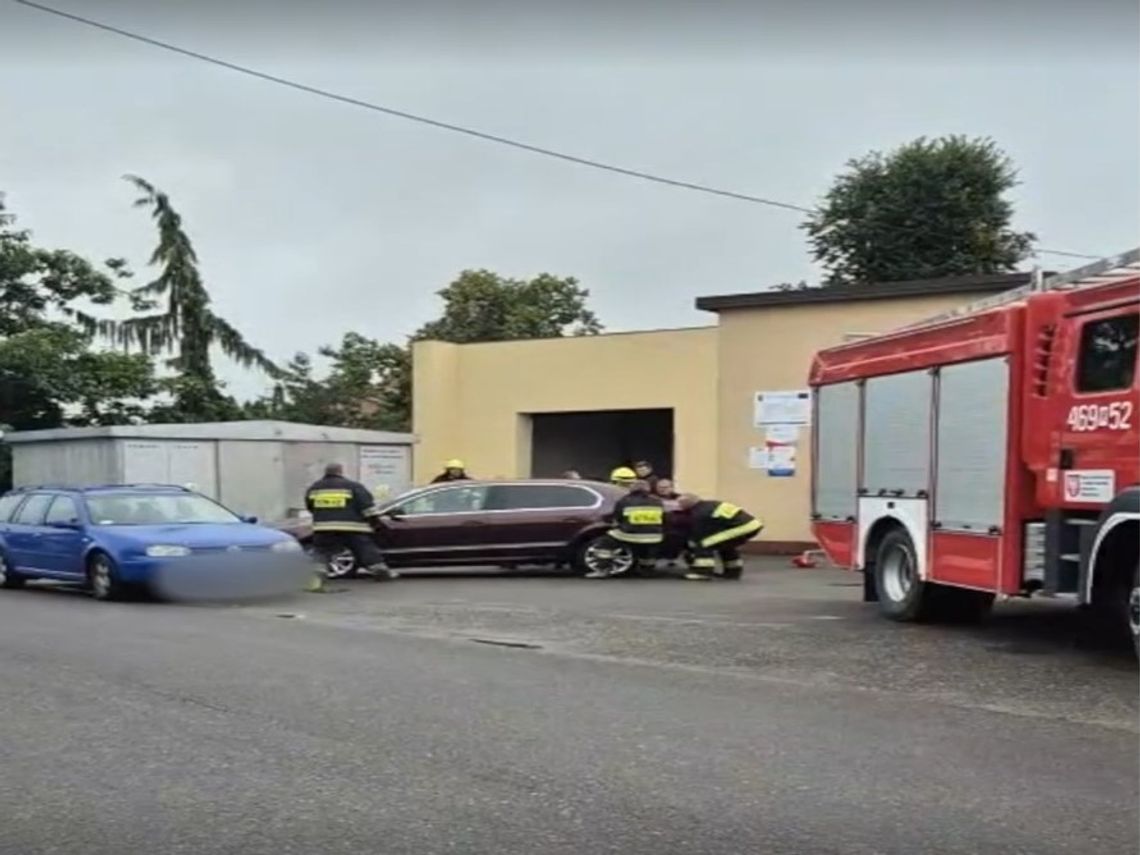 Kierowca skody zaparkował przed remizą i zablokował wyjazd. Strażacy nie mogli ruszyć na ratunek