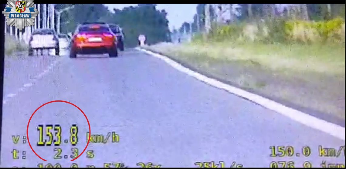 Kierowca sportowego auta nie uwierzył policjantom, że jechał aż tyle i nie przyjął mandatu. To drogowy recydywista. WIDEO